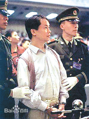 叶继欢枪杀蔡志雄的原因(张子强指使) 叶继欢手持ak47的火拼视频画面