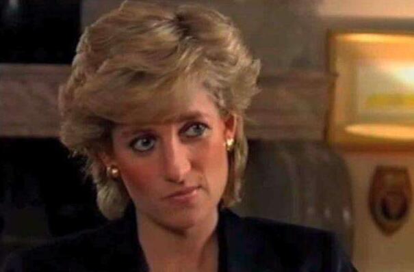 Ӣ��Ů������ɯ�׶��������˵Ĺ��� �������Ӣ�������������˵ĺ�����