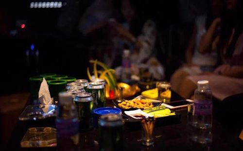 ktv陪酒女除了搂搂抱抱还有啥 女孩子都做什么?是一种职业