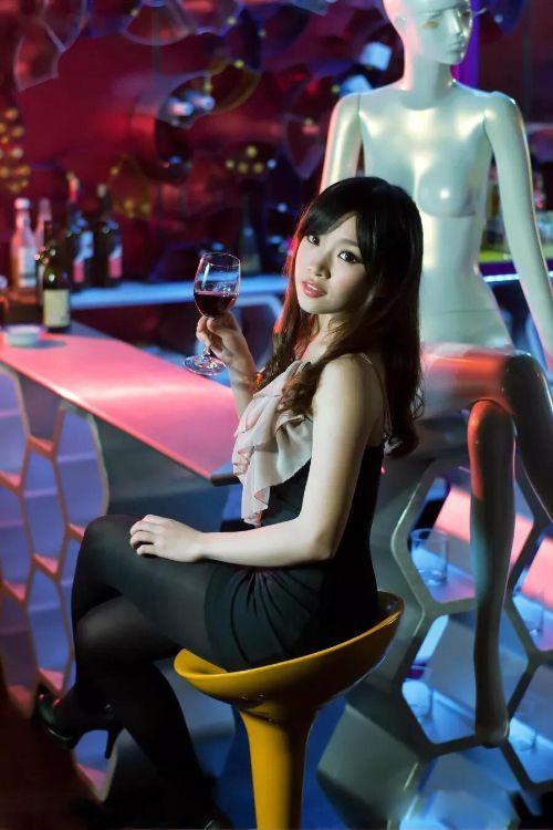 ktv陪酒女除了搂搂抱抱还有啥 女孩子都做什么?是一种职业